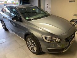 Grau Gebraucht 2017 Volvo V60 CC Kombi | 14.000 €