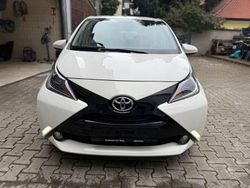 Weiß Gebraucht 2016 Toyota Aygo X-play Kleinwagen | 9.999 € (Fairer Preis)