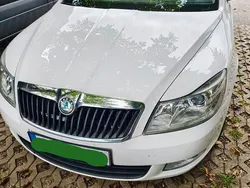 Weiß Gebraucht 2013 Skoda Octavia Elegance Kombi | 5.200 € (Teuer)