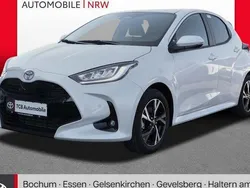 Weiß Neu 2025 Toyota Yaris Hybrid Limousine | 27.189 € (Fairer Preis)