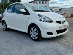 Weiß Gebraucht 2009 Toyota Aygo Kleinwagen | 3.900 € (Fairer Preis)