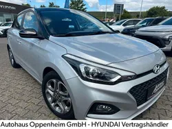 Silber Gebraucht 2019 Hyundai i20 Trend Limousine | 12.585 € (Fairer Preis)