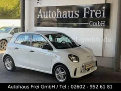 Weiß Gebraucht 2021 Smart ForFour Electric Drive Limousine | 8.990 € (Fairer Preis)