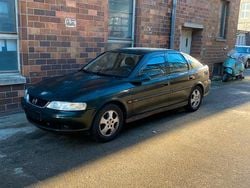 Grün Gebraucht 2001 Opel Vectra Limousine | 950 € (Fairer Preis)