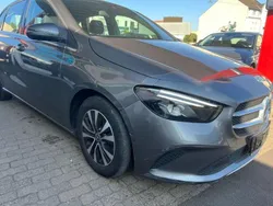 Grau Gebraucht 2021 Mercedes B200 Van / Kleinbus | 18.499 € (Guter Preis)