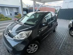 Grau Gebraucht 2010 Peugeot 107 Kleinwagen | 2.000 € (Fairer Preis)