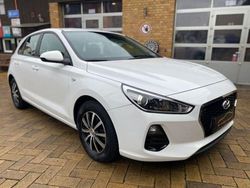 Weiß Gebraucht 2017 Hyundai i30 Pure Limousine | 11.490 € (Fairer Preis)