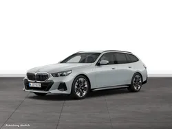Grau Gebraucht 2024 BMW 540 Kombi | 72.745 €