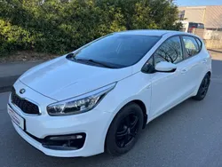 Weiß Gebraucht 2016 Kia Ceed Attract Limousine | 7.900 € (Fairer Preis)