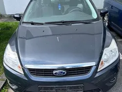 Grau Gebraucht 2010 Ford Focus Kombi | 1.200 €