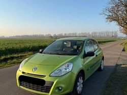 Grün Gebraucht 2010 Renault Clio II Kleinwagen | 2.100 €