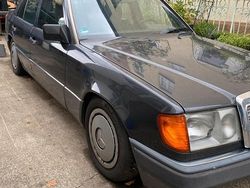 Schwarz Gebraucht 1992 Mercedes E260 Limousine | 4.950 €