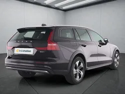 Grau Gebraucht 2023 Volvo V60 CC Kombi | 35.099 € (Superpreis)