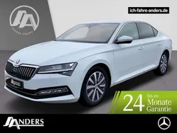 Weiß Gebraucht 2022 Skoda Superb Premium Edition Limousine | 26.494 € (Fairer Preis)