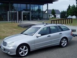 Silber Gebraucht 2004 Mercedes 220 Classic Kombi | 4.190 €