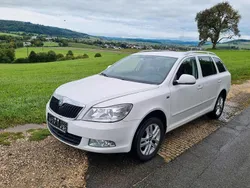 Weiß Gebraucht 2011 Skoda Octavia Kombi | 5.999 € (Guter Preis)