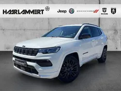 Weiss Gebraucht 2023 Jeep Compass Altitude SUV | 31.590 € (Fairer Preis)