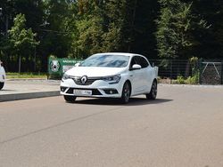 Weiß Gebraucht 2020 Renault Mégane IV Bose Edition Limousine | 13.490 € (Fairer Preis)