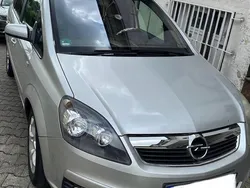 Grau Gebraucht 2005 Opel Zafira Van / Kleinbus | 3.900 €
