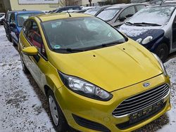 Gelb Gebraucht 2015 Ford Fiesta Trend Limousine | 3.499 €