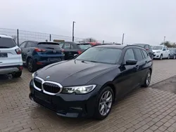 Black sapphire metallic Gebraucht 2020 BMW 320 Advantage Kombi | 22.950 € (Fairer Preis)