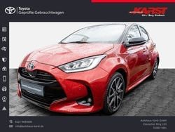 Karminarot metallic, dach schwarz Gebraucht 2022 Toyota Yaris Hybrid Style Kleinwagen | 20.490 € (Fairer Preis)