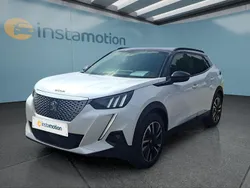 Weiß Gebraucht 2021 Peugeot e-2008 SUV | 18.499 € (Fairer Preis)