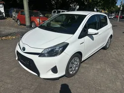 Weiß Gebraucht 2013 Toyota Yaris Hybrid Life Limousine | 6.999 € (Fairer Preis)