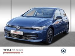 Blau Gebraucht 2024 VW Golf VIII Life Limousine | 38.880 €