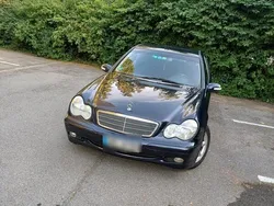 Blau Gebraucht 2002 Mercedes C180 Kombi | 2.500 €