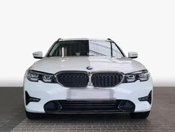 Weiß Gebraucht 2020 BMW 318 Sport Line Kombi | 22.500 € (Fairer Preis)