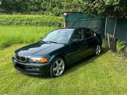 Grün Gebraucht 1999 BMW 323 Limousine | 4.000 € (Fairer Preis)