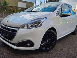 Weiß Gebraucht 2017 Peugeot 208 Allure Kleinwagen | 7.999 € (Guter Preis)