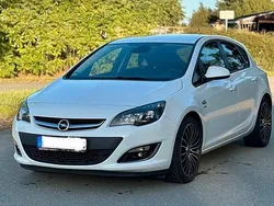 Weiß Gebraucht 2013 Opel Astra Edition Limousine | 9.000 € (Teuer)