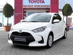 Schneeweiß Gebraucht 2021 Toyota Yaris Hybrid Basis Limousine | 17.950 € (Fairer Preis)