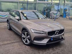Grau Gebraucht 2020 Volvo V60 CC Pro Kombi | 29.500 € (Fairer Preis)