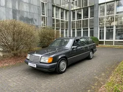 Schwarz metallic Gebraucht 1991 Mercedes E250 Kombi | 9.900 €