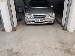 Schwarz Gebraucht 2001 Mercedes 240 Limousine | 1.990 €