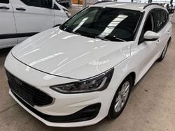 Weiß Gebraucht 2022 Ford Focus Limousine | 10.591 € (Etwas zu teuer)