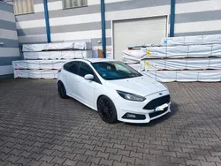 Weiß Gebraucht 2018 Ford Focus ST Limousine | 12.900 € (Superpreis)