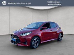 Karminarot metallic Gebraucht 2024 Toyota Yaris Hybrid Comfort Kleinwagen | 24.420 € (Fairer Preis)