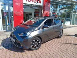 Grau Gebraucht 2021 Toyota Aygo X-play Kleinwagen | 12.990 € (Fairer Preis)