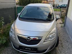 Silber Gebraucht 2011 Opel Meriva Color Edition Van / Kleinbus | 6.750 € (Fairer Preis)