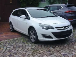 Weiß Gebraucht 2013 Opel Astra Kombi | 2.700 € (Guter Preis)