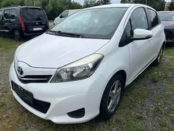 Schneeweiß Gebraucht 2013 Toyota Yaris Multidrive S Kleinwagen | 9.998 € (Teuer)