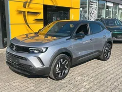 Kontrast grau Gebraucht 2024 Opel Mokka SUV | 24.490 € (Fairer Preis)
