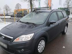 Grau Gebraucht 2008 Ford Focus Kombi | 3.150 €