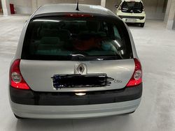 Silber Gebraucht 2002 Renault Clio II Kleinwagen | 1.350 €