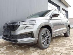 Graphitgrau metallic Neu 2025 Skoda Karoq SportLine SUV | 43.079 € (Etwas zu teuer)