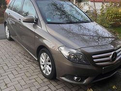 Grau Gebraucht 2012 Mercedes B180 Van / Kleinbus | 8.599 € (Fairer Preis)
